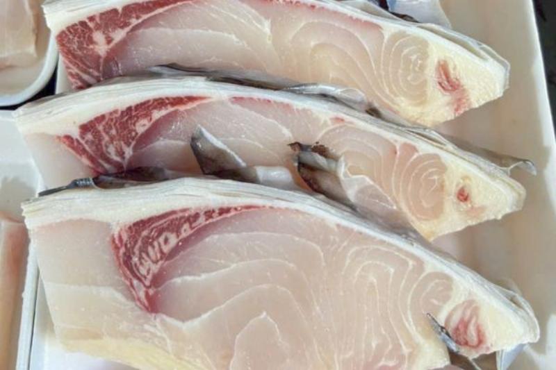 Cá hồi tươi được sơ chế kỹ lưỡng với muối và chanh giúp loại bỏ mùi tanh hiệu quả